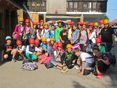 Schülergruppe mit Kletterausrüstung