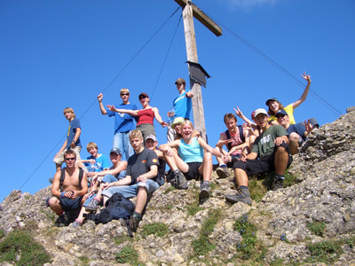 Kleiter Schullandheime Allgäu Gruppe vor Gipfelkreuz