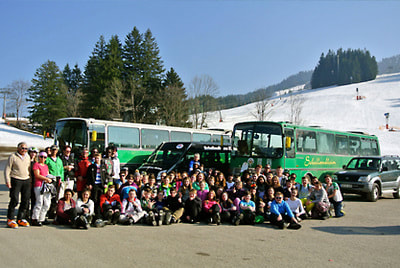 Kleiter Schullandheime Schülergruppe vor Bus